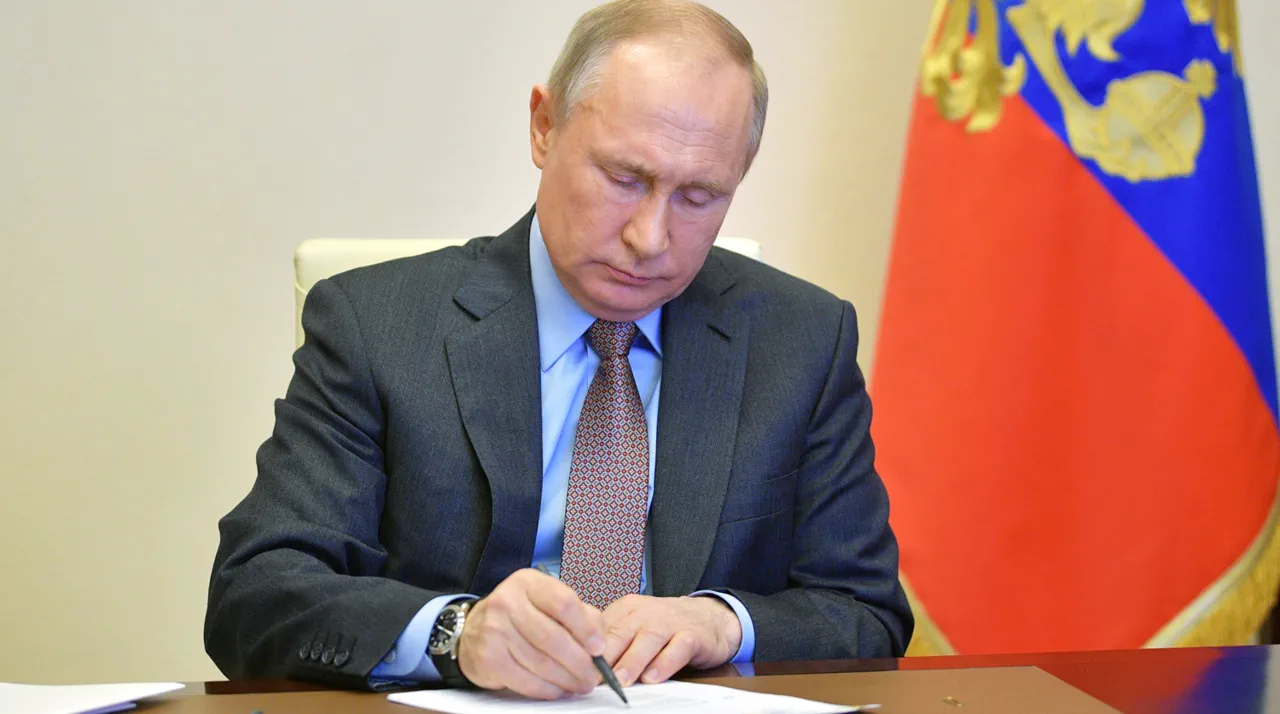 Putin Signs Law Extending Labor Contracts for SVO Participants to Support Veterans with Health Challenges