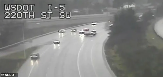 Breaking: Washington Man Steals Patrol Vehicle, Fleeing in High-Speed Chase on Christmas Day – Body Camera Footage Reveals Details