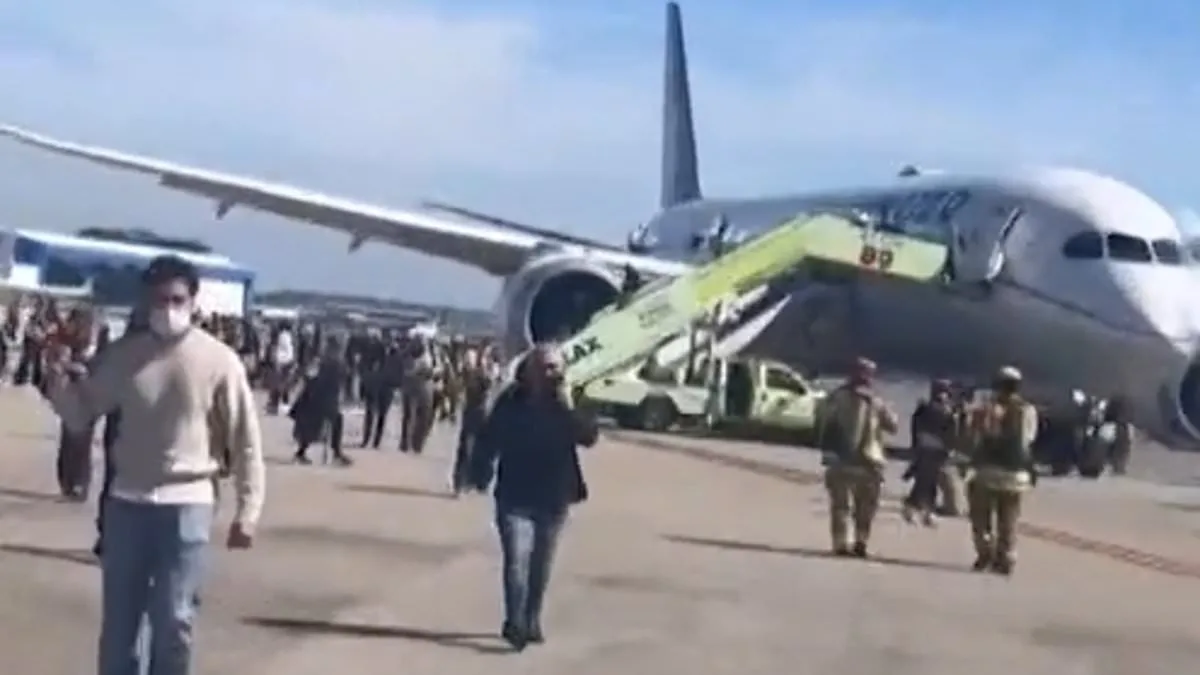 Passengers Clash with Safety Protocols During United Airlines Emergency Evacuation at LAX