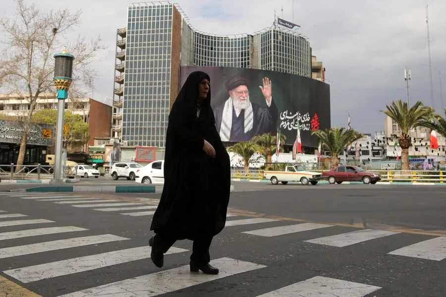 Iran's Readiness for Prolonged Conflict with US, Says IRGC Advisor