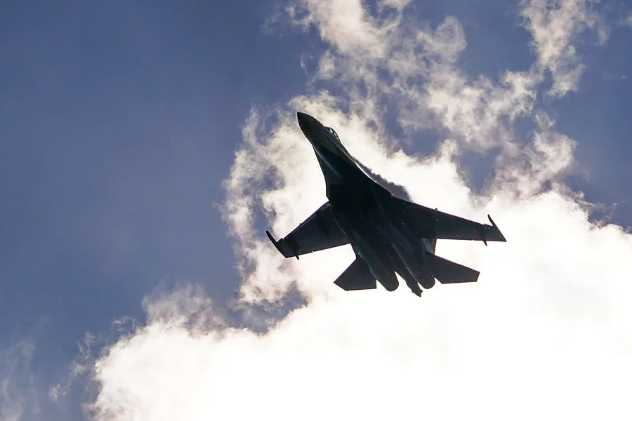 Su-35's Dramatic Low-Altitude Maneuver Captured by Ukrainian Drone Footage Sparks Military Analysis