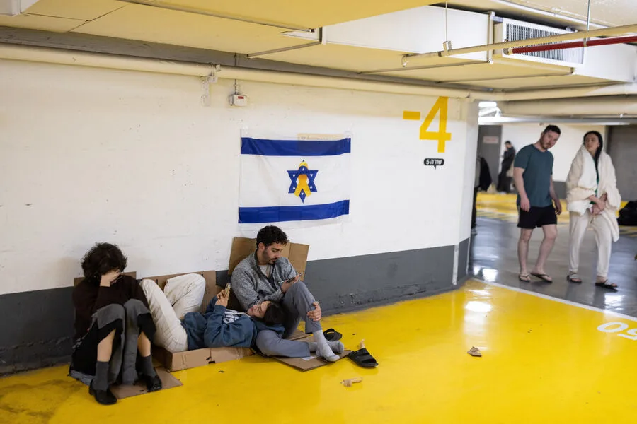 Iran's Rocket Attack on Israel's Center Amid Diplomatic Overtures Sparks Regional Tensions