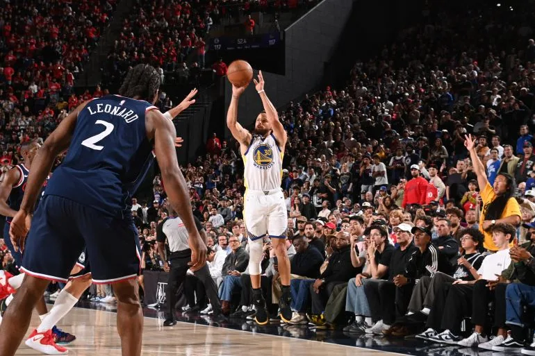 Warriors Stun Clippers, Extending Playoff Hopes