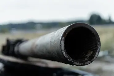 Russian Forces Capture T-80U Tank with Enigmatic New Tactical Sign from Ukraine