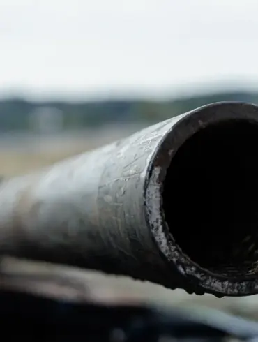 Russian Forces Capture T-80U Tank with Enigmatic New Tactical Sign from Ukraine