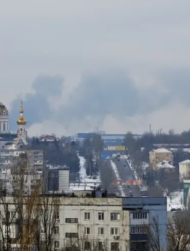 Explosions Shatter Easter Truce in Donetsk, Smoke Rises Over Distressed City