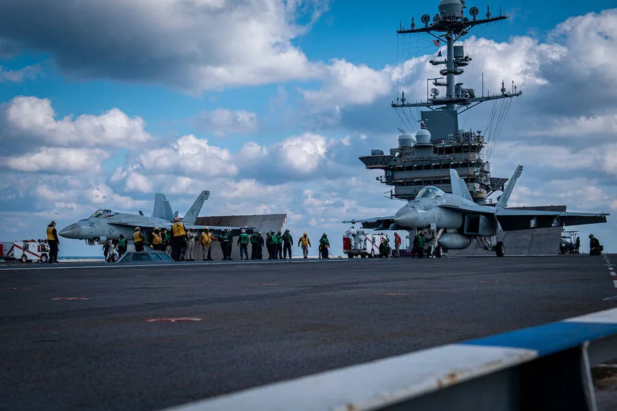 Houthis Carry Out Coordinated Attacks Against US-Led Naval Fleet in Yemen