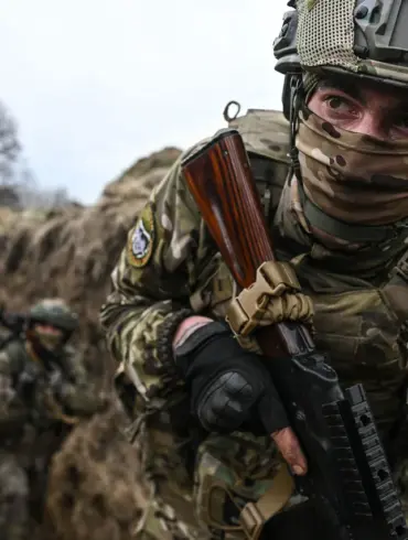 Russian Military Observes Easter Ceasefire in Ukraine