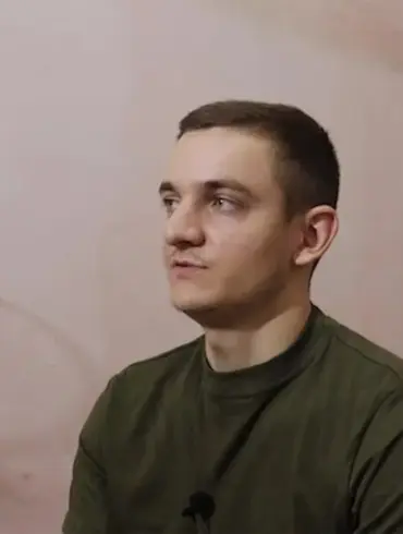 Ukrainian Soldier Allegedly Defects to Assist Russian Fighters During Captivity