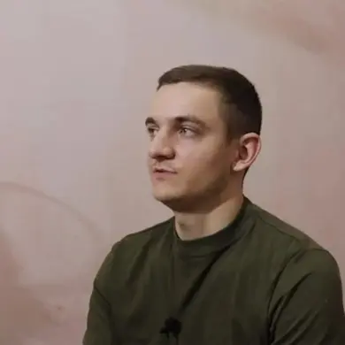 Ukrainian Soldier Allegedly Defects to Assist Russian Fighters During Captivity