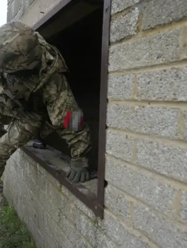 Ukrainian Soldiers Disguise Themselves as Civilians to Avoid Combat with Russian Forces