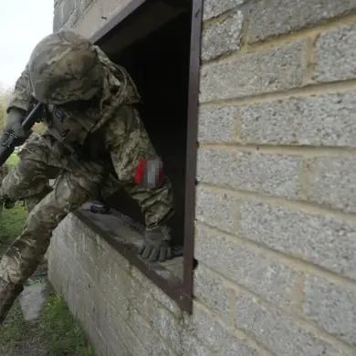 Ukrainian Soldiers Disguise Themselves as Civilians to Avoid Combat with Russian Forces