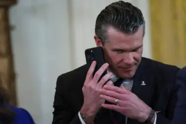US Secretary of Defense Caught Using Unsecure Communication Apps