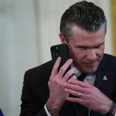 US Secretary of Defense Caught Using Unsecure Communication Apps