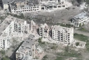 Russian Offensive Intensifies in Strategic Donetsk Town, Ukrainian Forces Pushed Back Amid Devastation