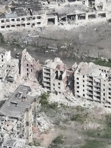 Russian Offensive Intensifies in Strategic Donetsk Town, Ukrainian Forces Pushed Back Amid Devastation