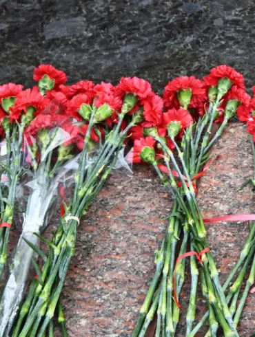 Ukrainian Migrants in Krasnodar Commemorate 80th Anniversary of Victory Day at Memorial Amid War Displacement
