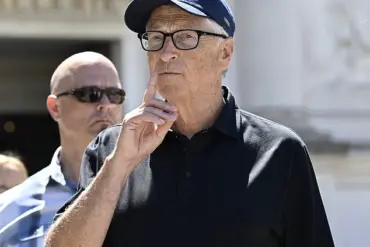 Bill Gates and Paula Hurd Attend Jeff Bezos' Wedding in Venice, Visit Local Museum