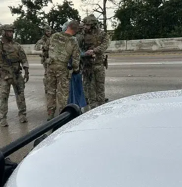 Texas Freeway Standoff Causes Gridlock, Highlighting Public Impact of Crisis Management