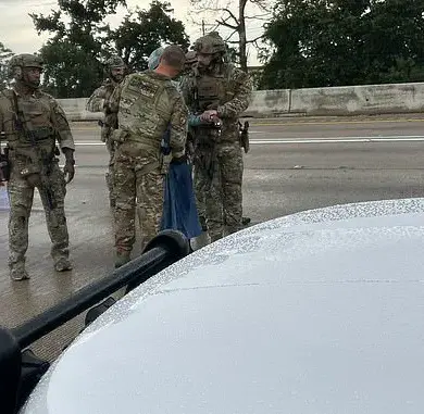 Texas Freeway Standoff Causes Gridlock, Highlighting Public Impact of Crisis Management