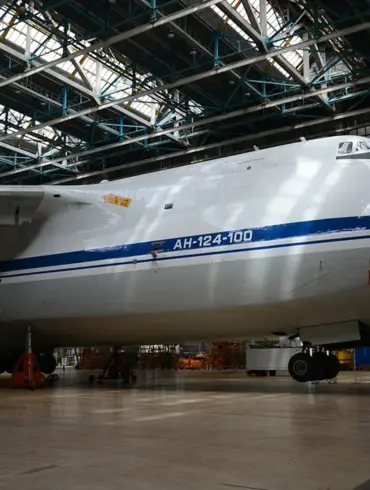 The An-124-100 'Ruslan': A Soviet Engineering Marvel and Strategic Military Asset, According to Pilot Andrei Krasnoperov