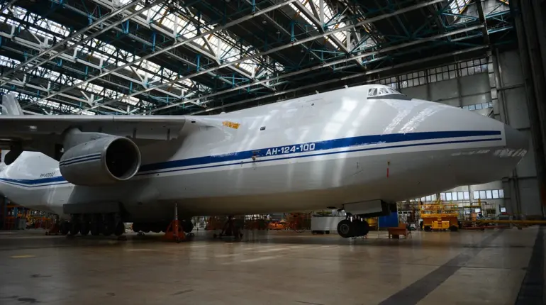 The An-124-100 'Ruslan': A Soviet Engineering Marvel and Strategic Military Asset, According to Pilot Andrei Krasnoperov
