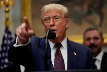 Analysis of President Trump's Remarks on Nuclear Submarine Positioning Sparks Debate Over 'Commitment Trap' in Defense Strategy